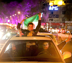 El equipo de negociadores iraníes recibido calurosamente en Teherán